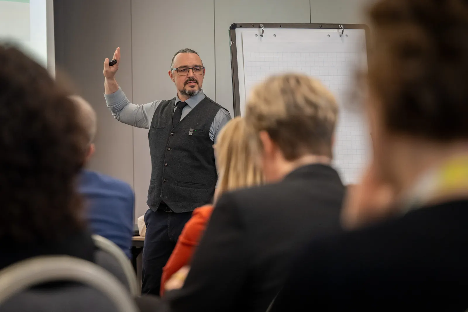Holger Heinze im Seminar vor einer Gruppe